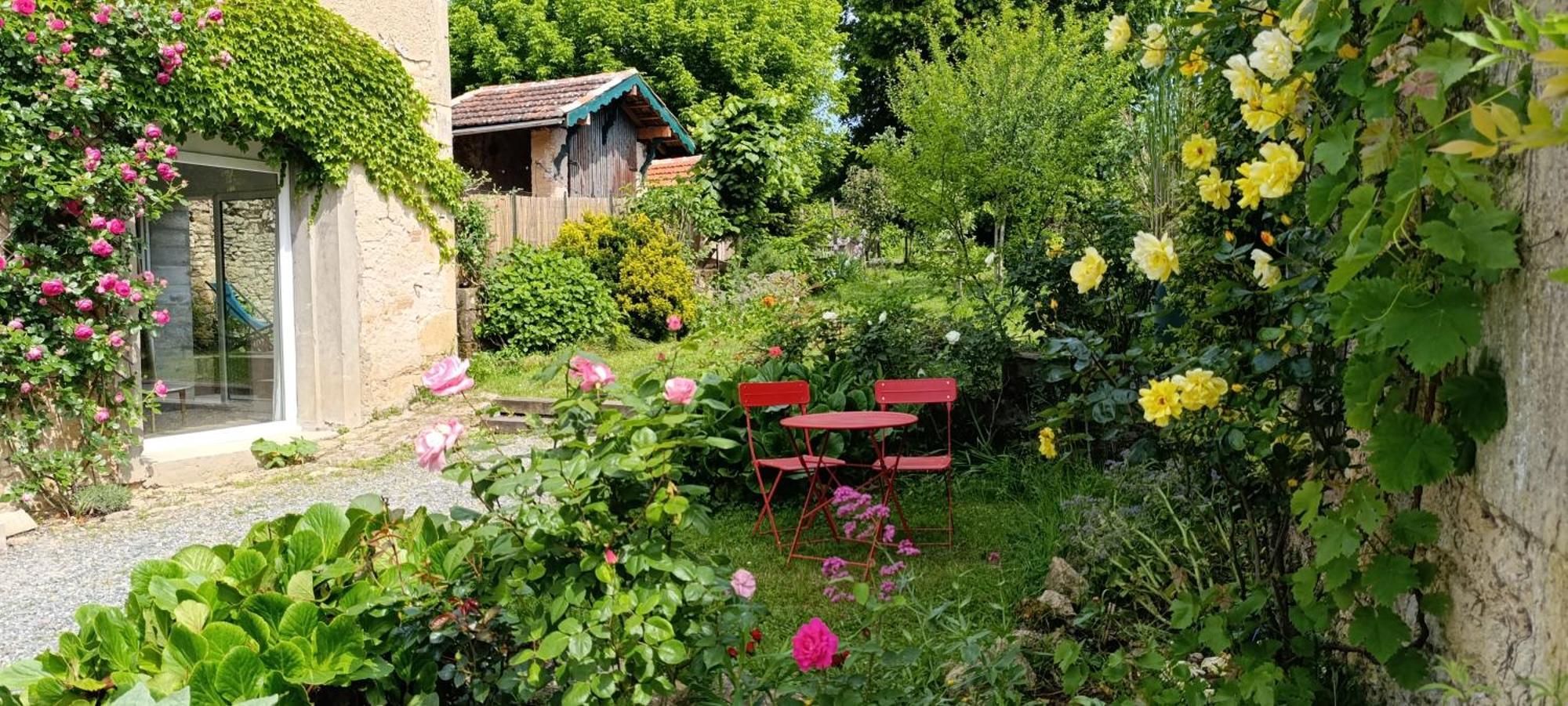 Maison Irondas Saint-Pierre-d'Aurillac Екстериор снимка