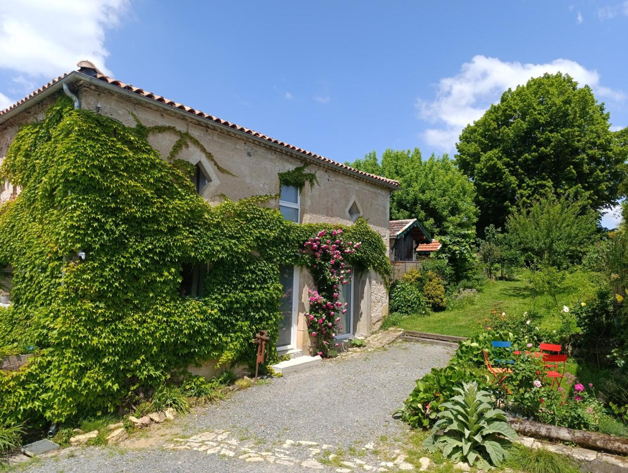 Maison Irondas Saint-Pierre-d'Aurillac Екстериор снимка